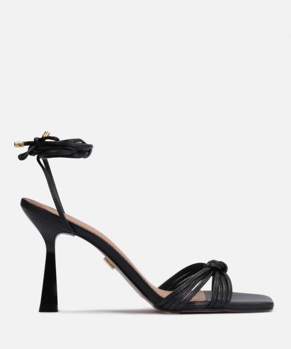 Eleganckie czarne sandały na obcasie klepsydrze